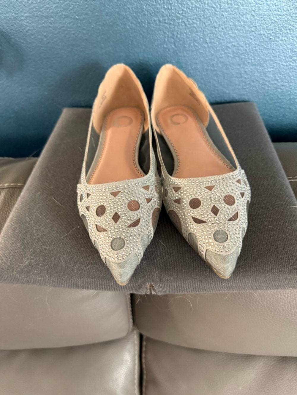 Women's Silver Pointed-Toe Mesh Flats. Size 8 - Picture 2 of 7